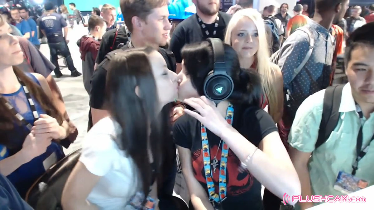 CinCinBear & DizzyKitten kissing on live twitch stream video Blizzcon 2014 preview video screenshot screens picture photo 3